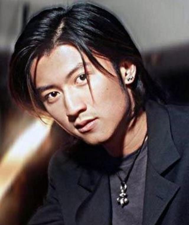 谢霆锋出道当歌手的时候,谢霆锋出道就做主角吗