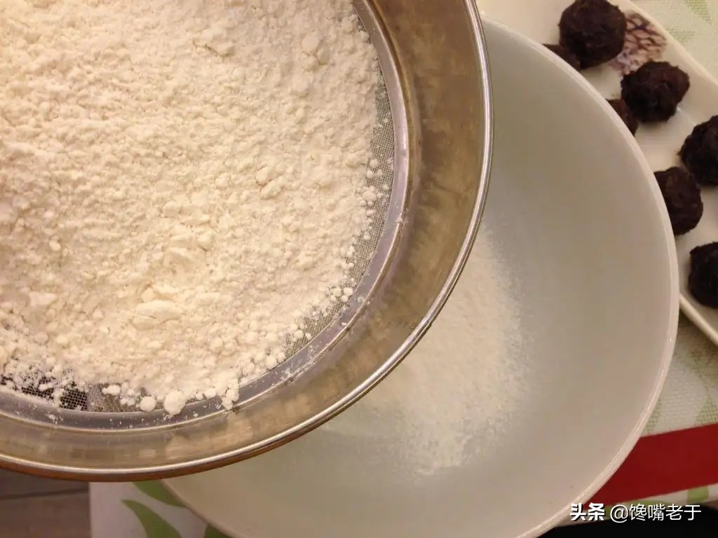 买面粉中筋和高筋哪个好,买面粉时怎样分别面粉好坏