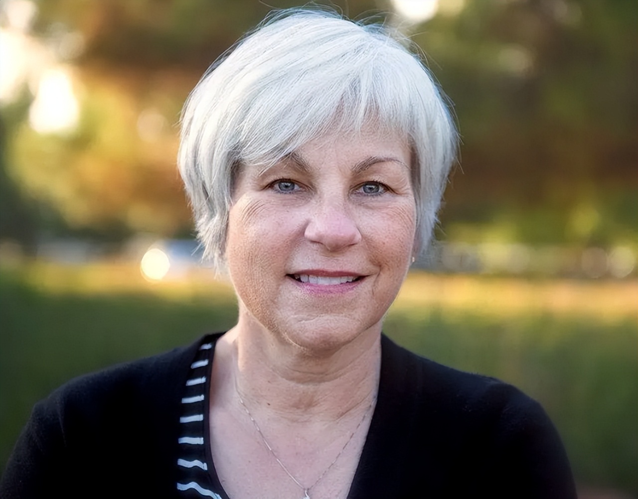 前额和后脑勺有白发,前额后脑勺长白发什么原因