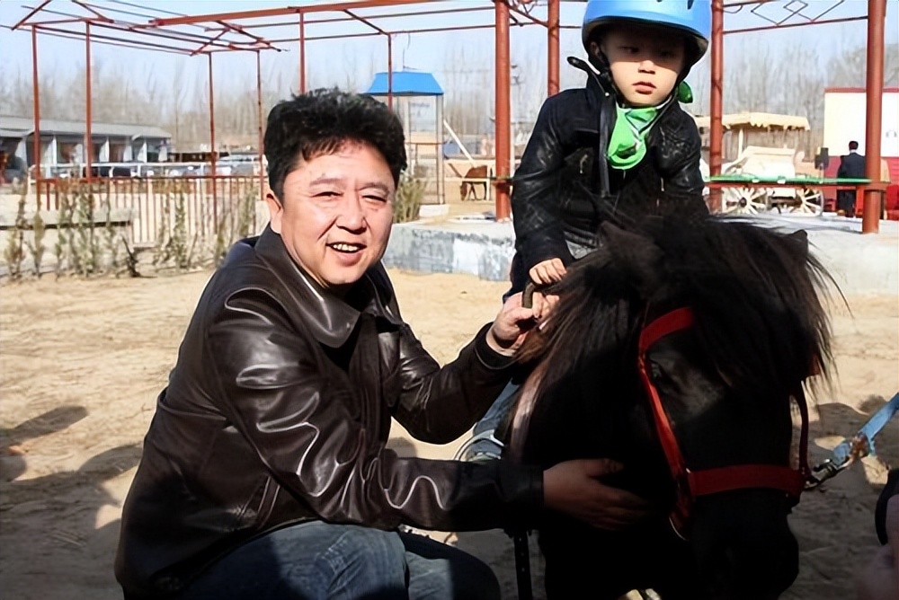 于谦和他的师傅同台谈论郭德纲,于谦假笑男孩