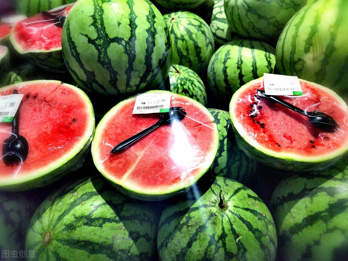 西瓜冰箱里切开放几天了可以吃吗,西瓜吃不完放冰箱保鲜