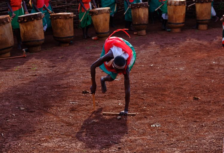 非洲国家布隆迪：禁止跑步，有自行车就是土豪，一把锄头就是彩礼