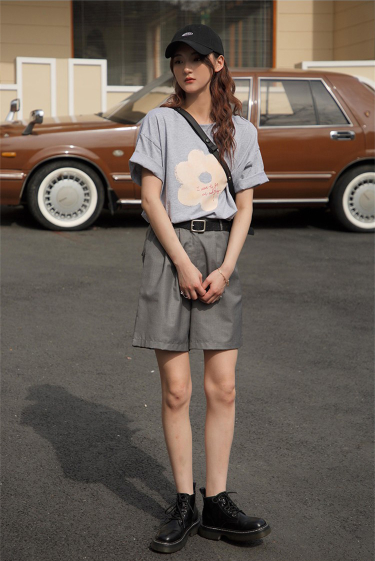 小个子休闲穿搭平底鞋,配短裤的平底鞋女黑色