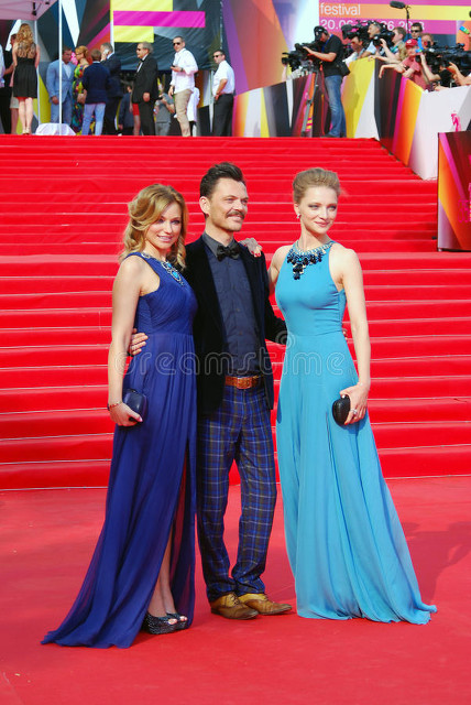 北影节开幕式红毯摔倒,北影节红毯胡先煦