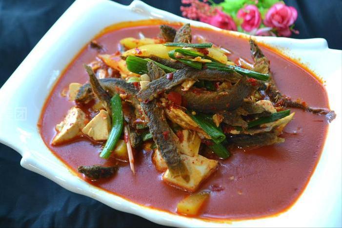 山东老板放弃千万生意,回乡给泥鳅建别墅,年销达1600万