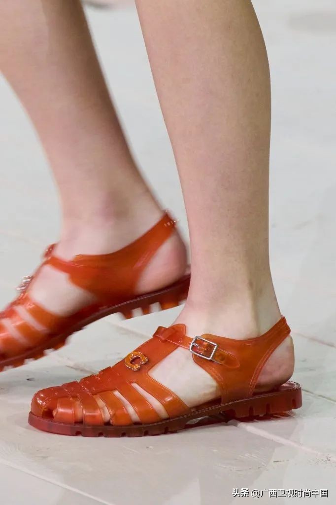 那些秀场上的“丑”鞋子