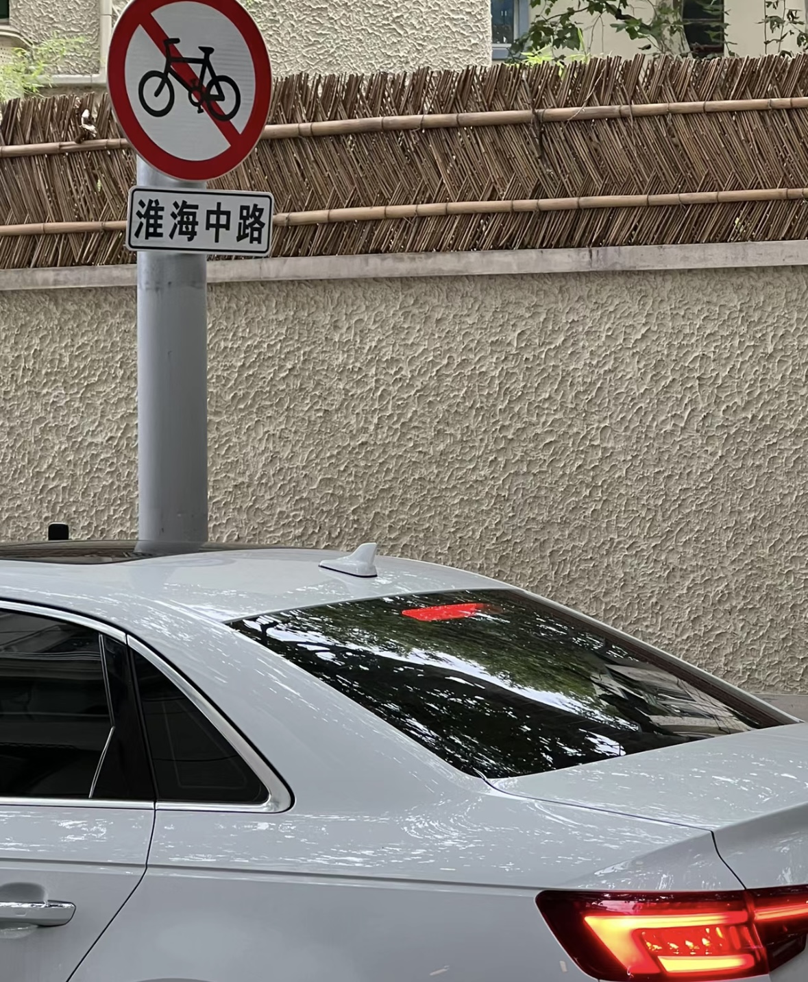 上海独居女生晒真实生活：总共8㎡，洗衣机当桌子，网友：窒息