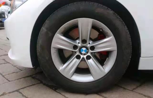 宝马原厂胎是什么品牌的,宝马换胎要换一样的吗