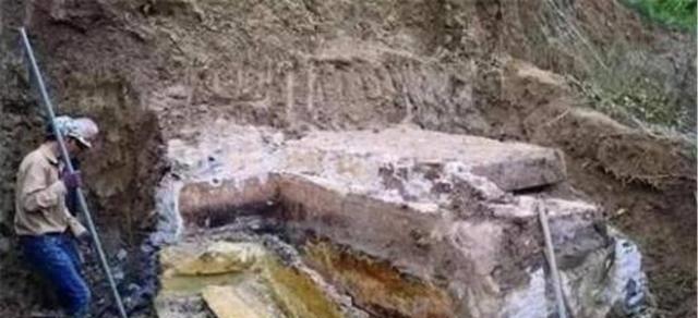 考古挖出巨大红色棺材,考古专家发现红色棺木