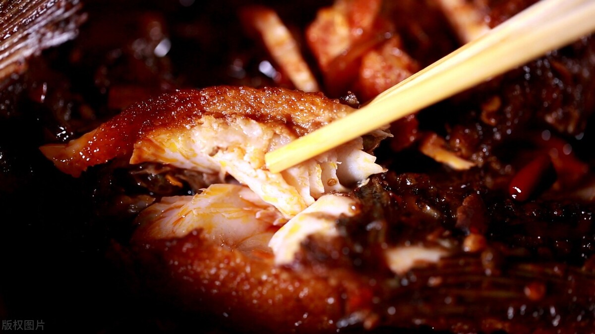 感觉鱼刺卡在食管上怎么办,突然鱼刺卡