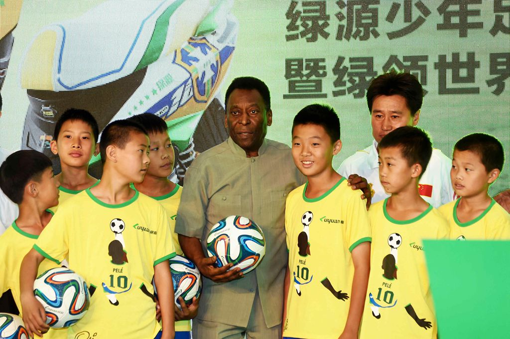 世界三大公认足球球王,球王贝利巴西足球传奇