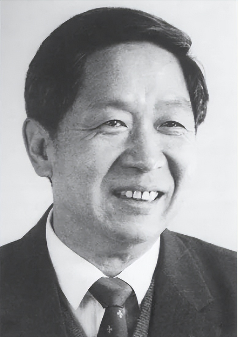 小伙回家发现家里不对劲,小伙不知道自己爸爸是黑社会