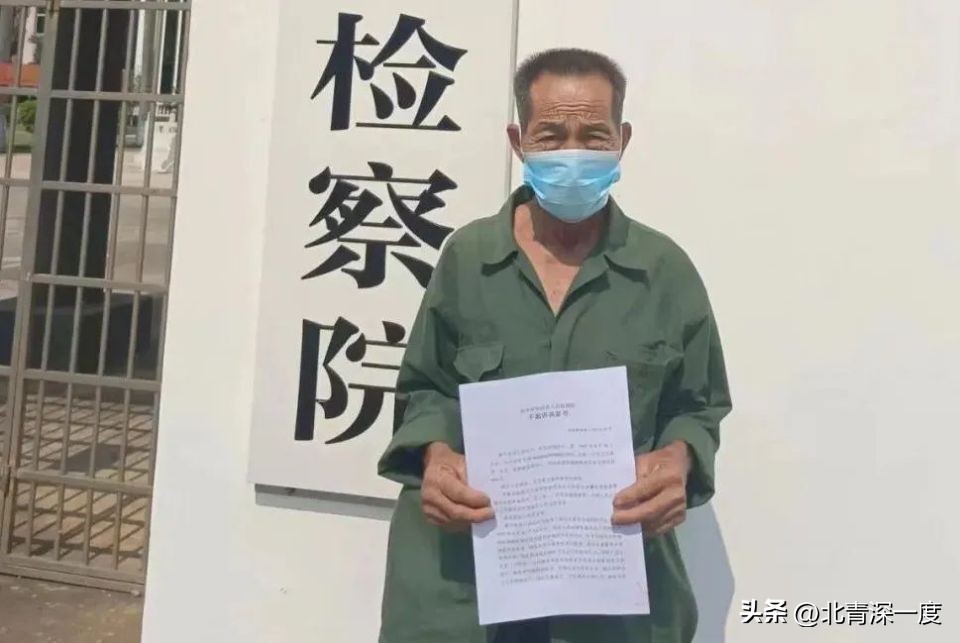 7旬老人护孙砍伤酒后闹事者,老人申诉6年被认定为正当防卫