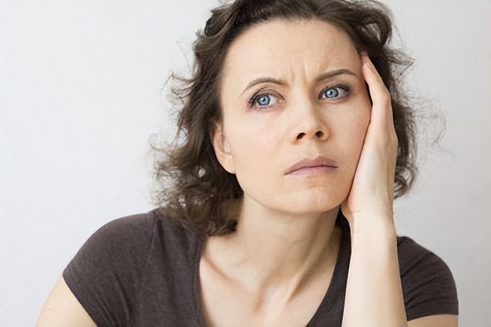 女性过早绝经是什么原因,为什么有的女人绝经后没什么反应