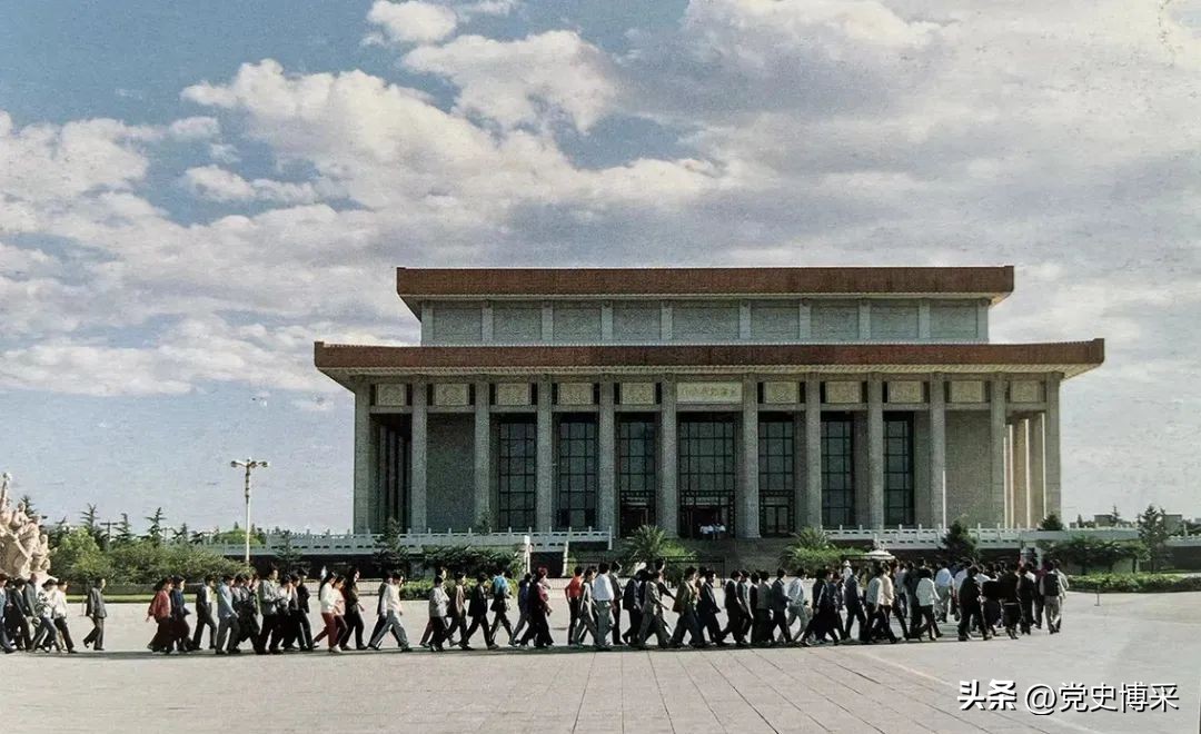 毛主席纪念堂落成始末，“坐南朝北”有什么特殊寓意？