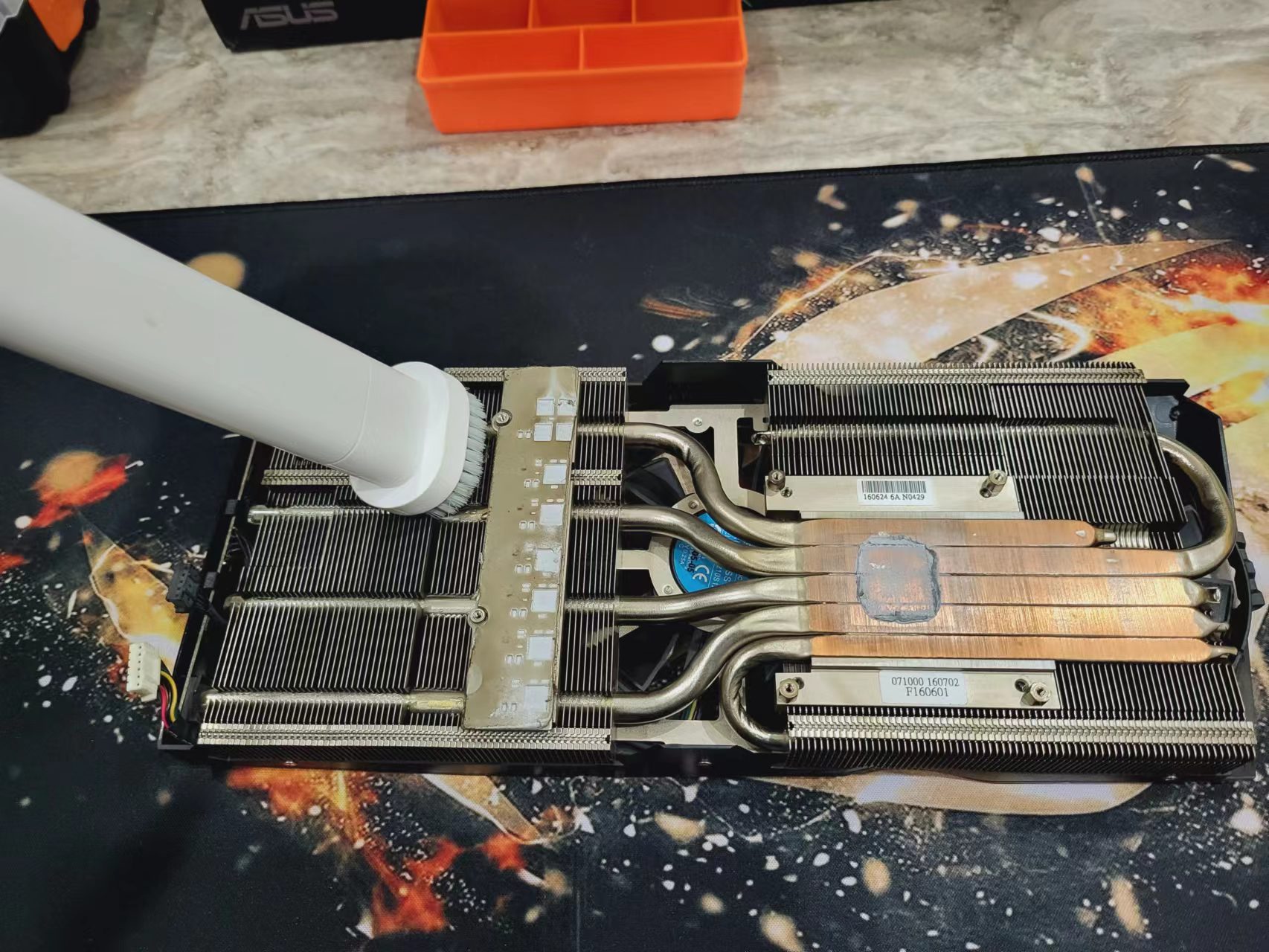 华硕1070冰骑士更换散热硅脂教程,华硕1070更换硅脂片用多厚的