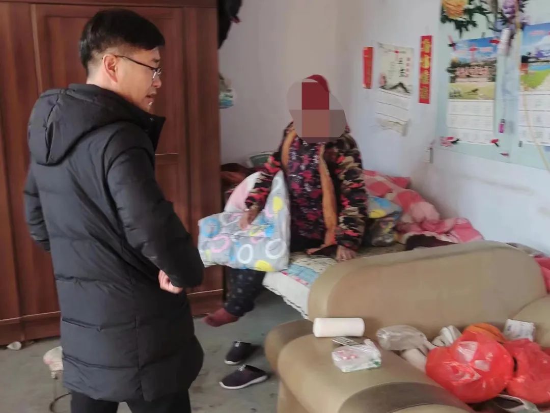 情系贫困户冬日送温暖,情系高龄老人暖心入户走访