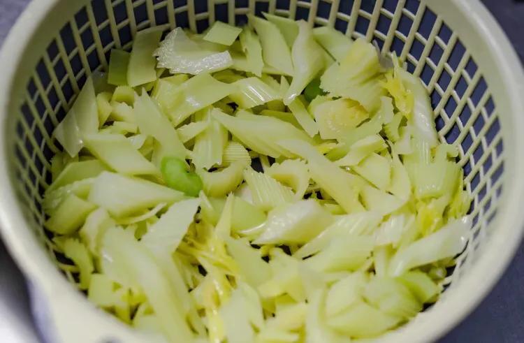 夏天大家喜欢吃的凉拌菜快来看看,家常菜适合夏天做的一道凉拌菜