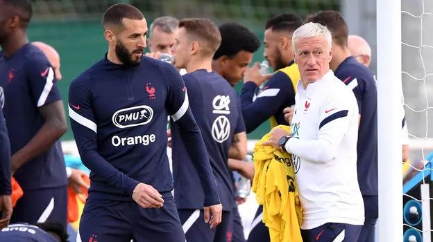 法国队丑闻加剧，更衣室冲突、本泽马与教练对垒、黑人球员被网暴