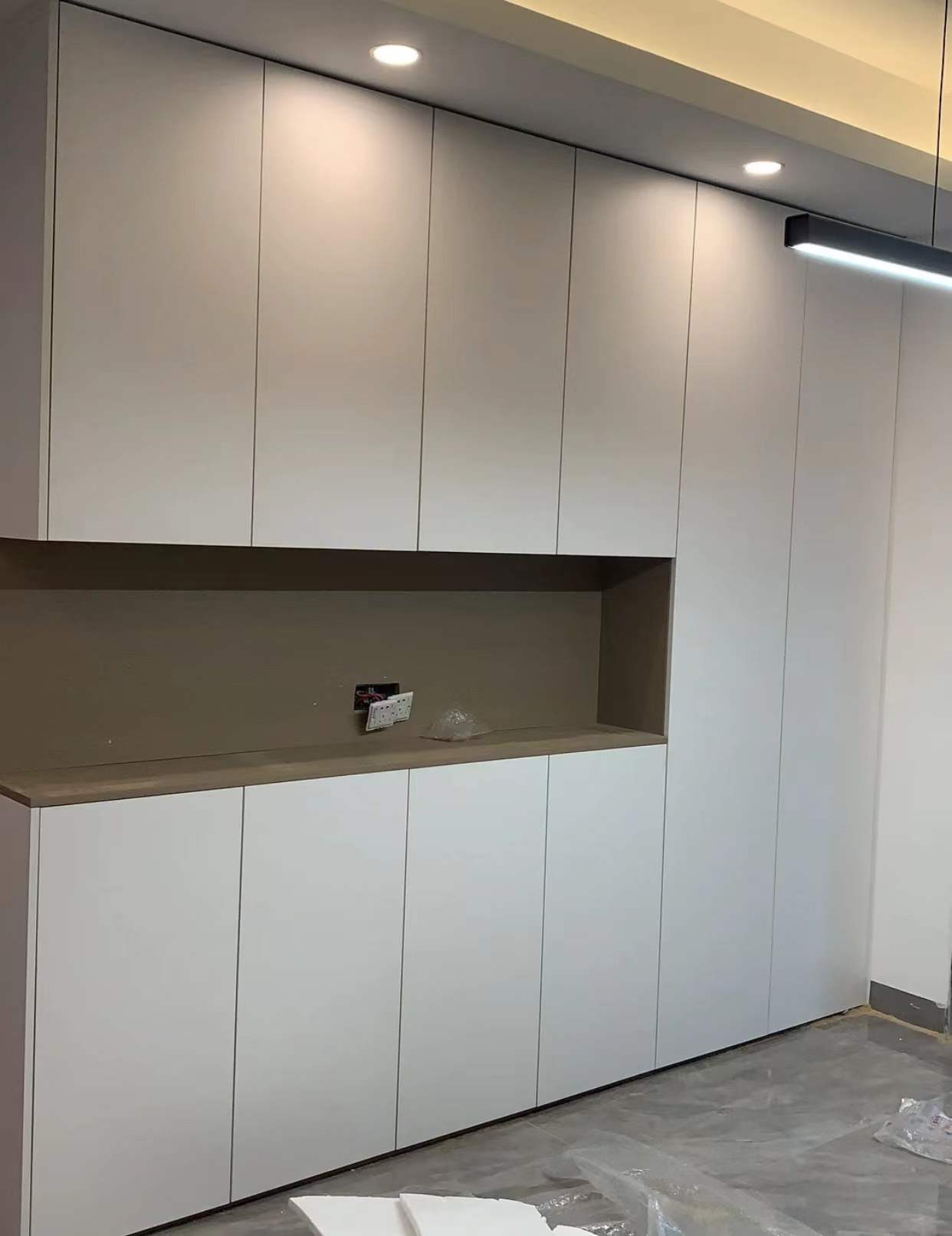 木工打柜子跟定制对比哪个实用,装修是定制柜子好还是木工现场做