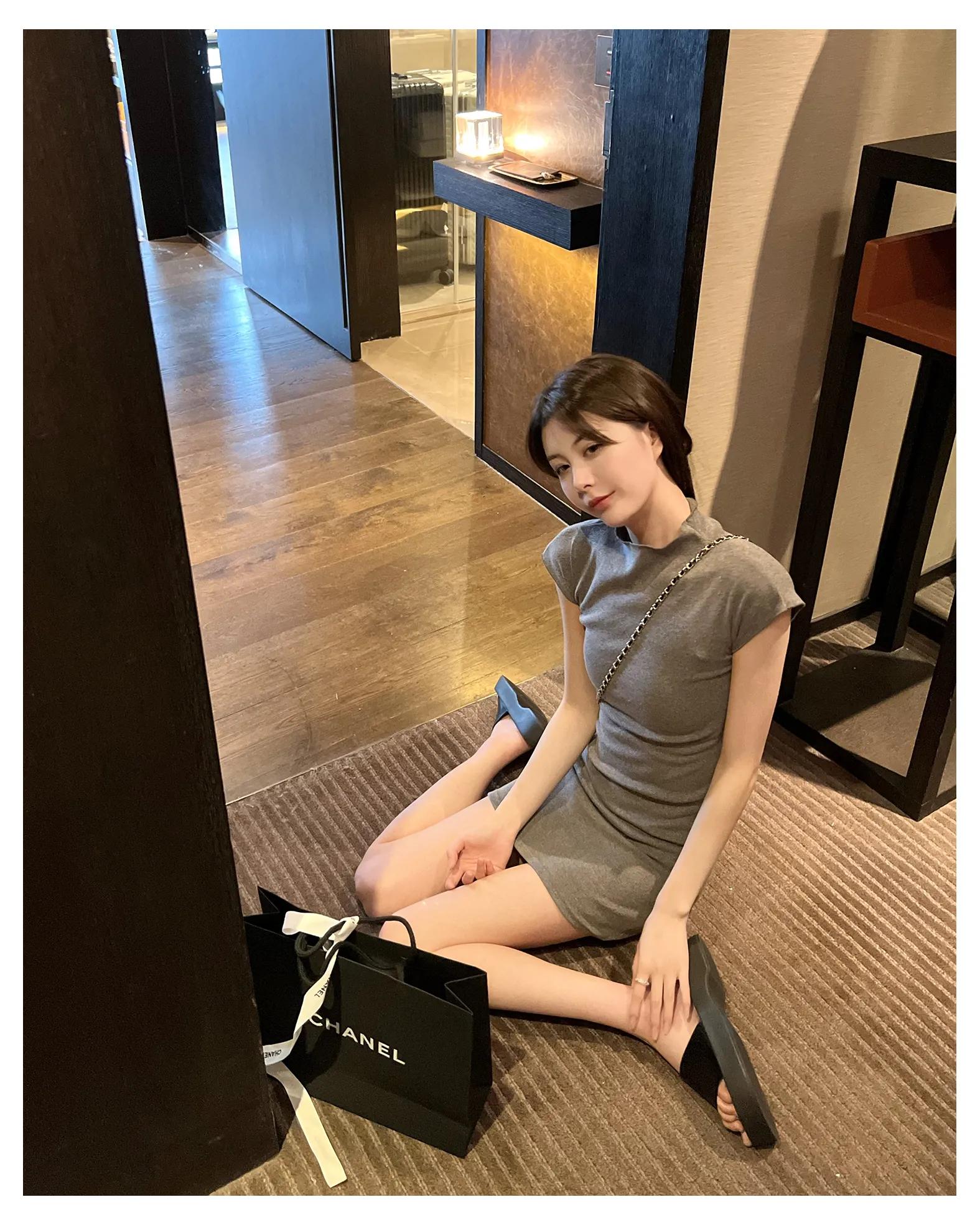 修身连衣裙尽显美女完美身材