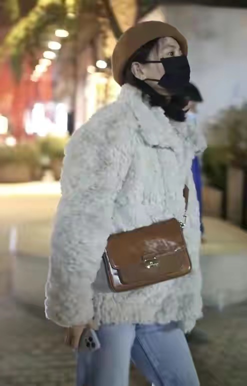 高圆圆最新近照穿黄色复古裙,高圆圆穿白色吊带背心气质甜美