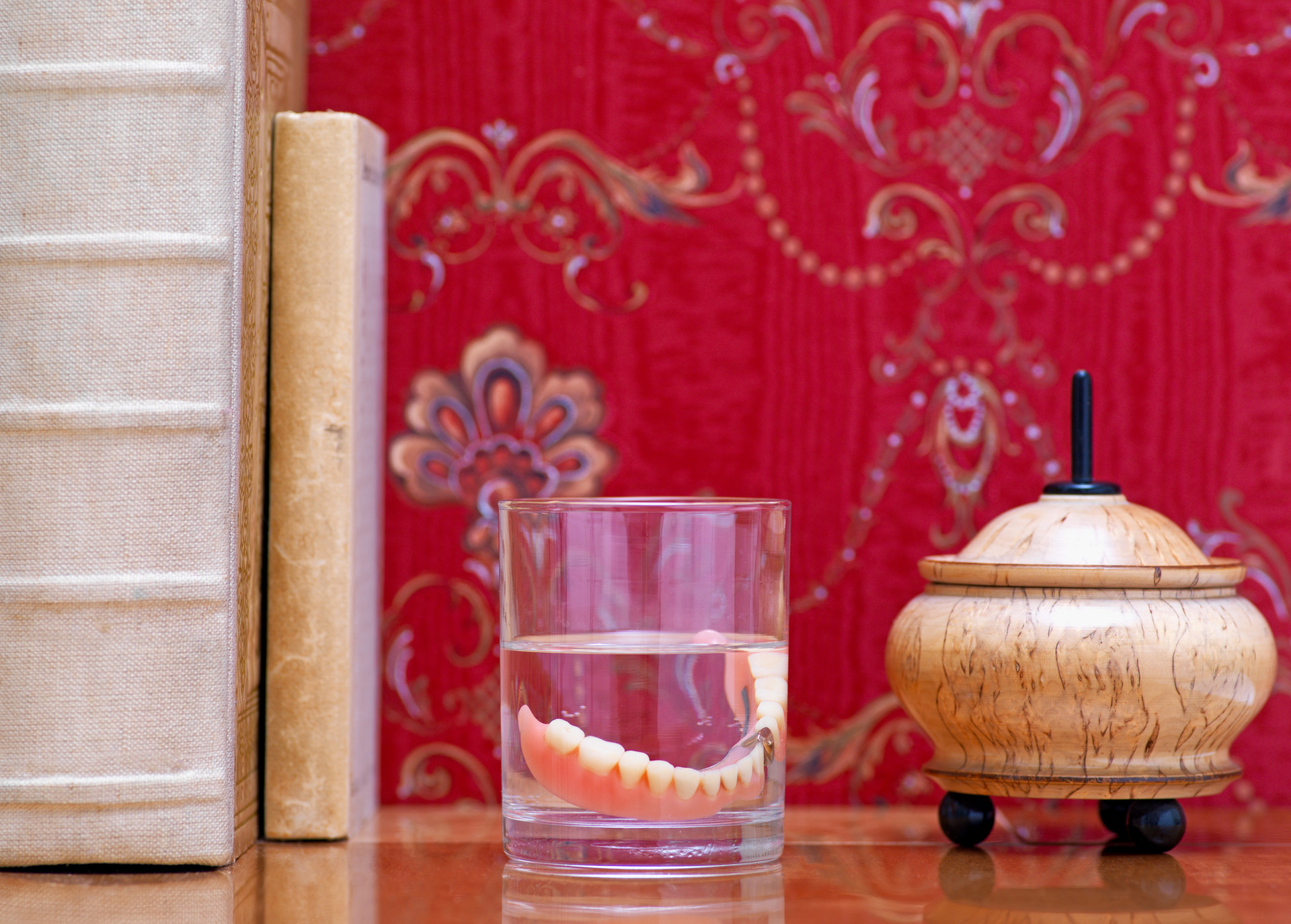 邻牙缺失导致牙齿倾斜怎么办,牙齿先天性缺失的修复多少钱