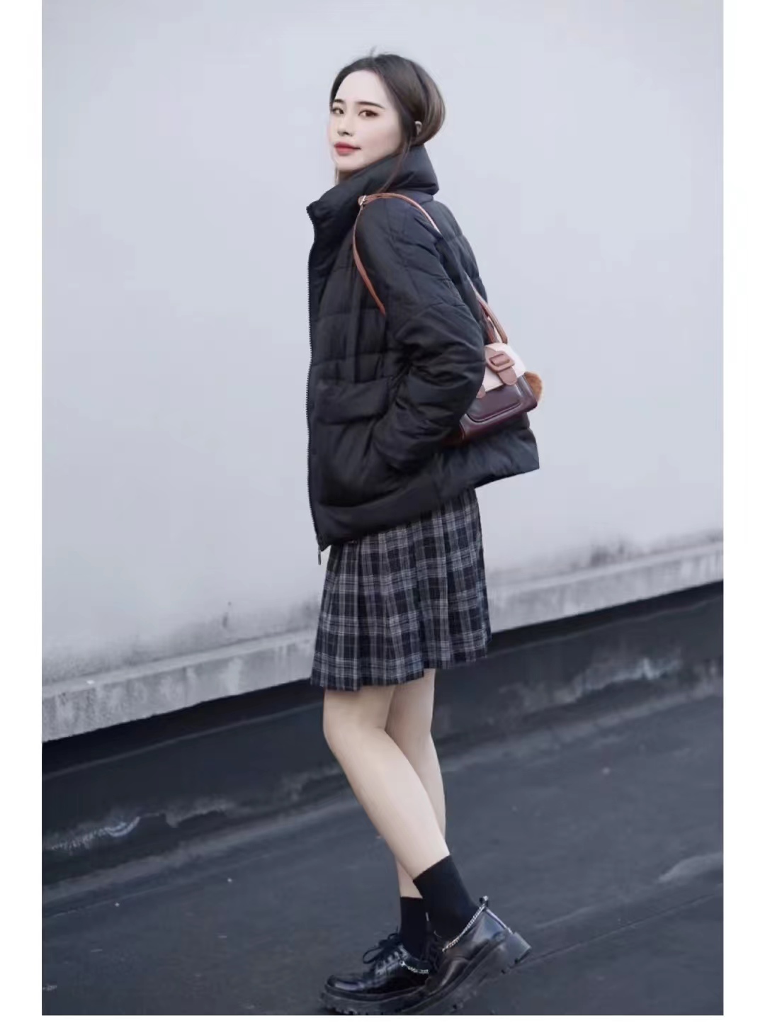 短款白色羽绒服的最佳搭配半身裙,羽绒服搭配哪些裙子才时髦