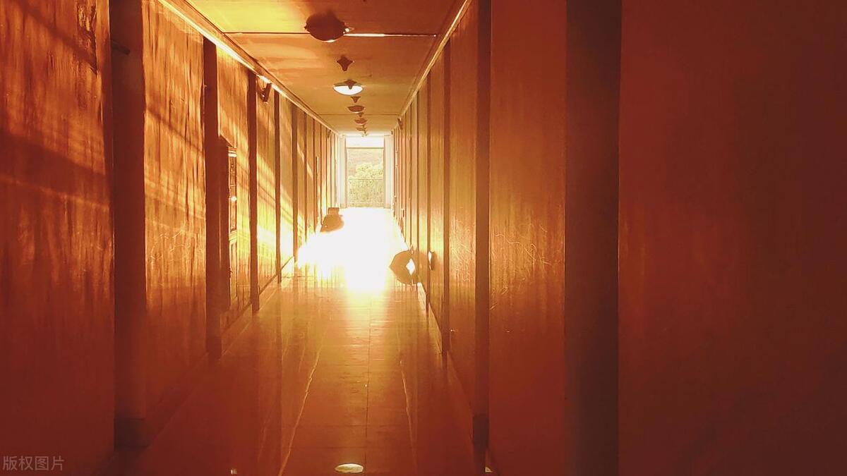 男子给女友涂痔疮药时，*拍偷**裸照，女友被要挟，签下“*奴性**协议”