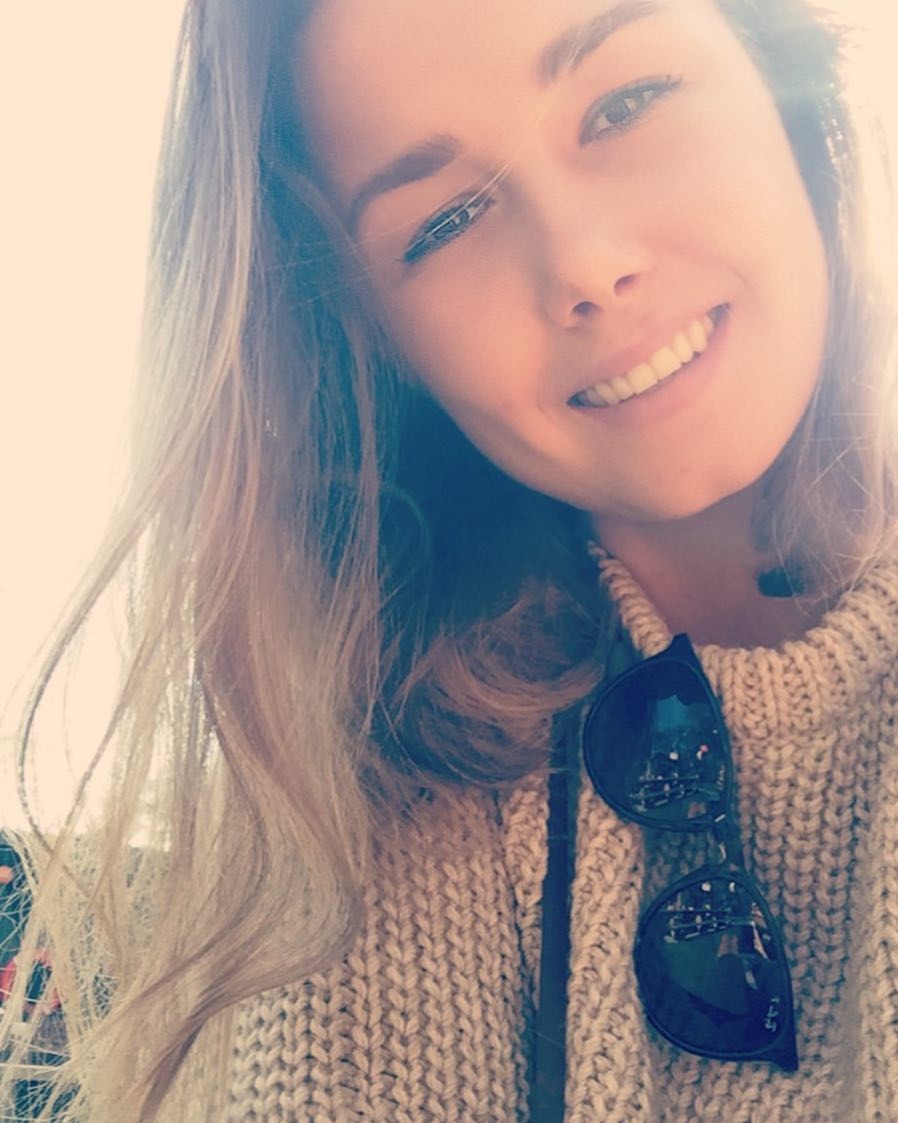 他曾被梅西给窝窝，妻子曾在中国职业学院就读，本人是个富二代