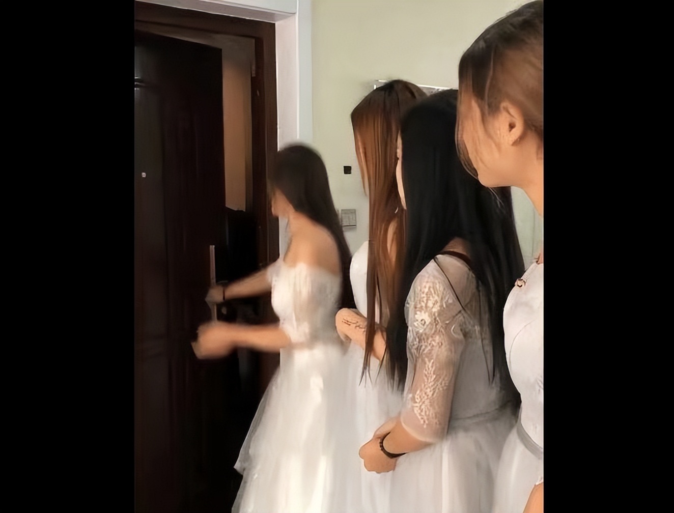 结婚堵门伴娘被踢脸,青岛接亲现场视频新娘