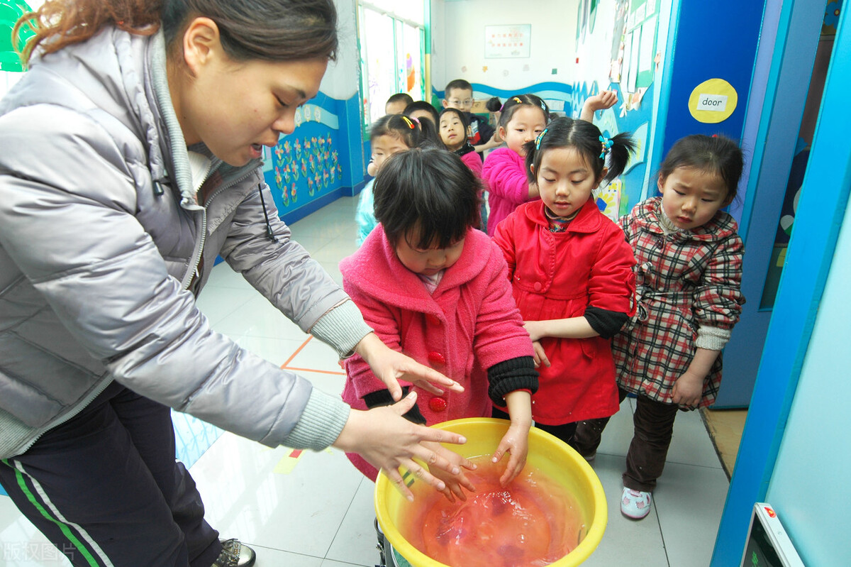 高锰酸钾，用好了可以消毒杀菌，用不好会灼伤腐蚀皮肤