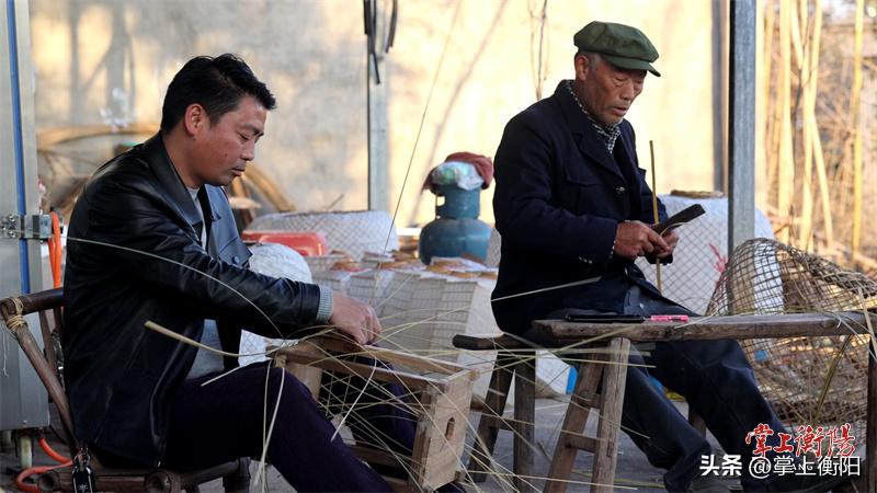 新春走基层丨年轻篾匠胡峻斌：“让传统竹制灯笼一直亮下去”