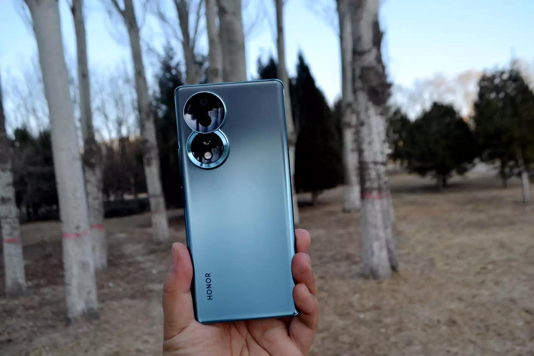 仅搭载了骁龙782，聊聊凭啥荣耀80能在一众旗舰机里杀出圈