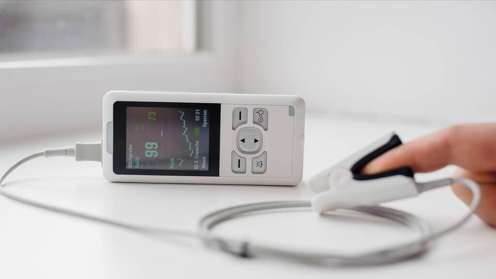 月经期打了个喷嚏会黄体破裂吗,黄体破裂是因为太激烈造成的