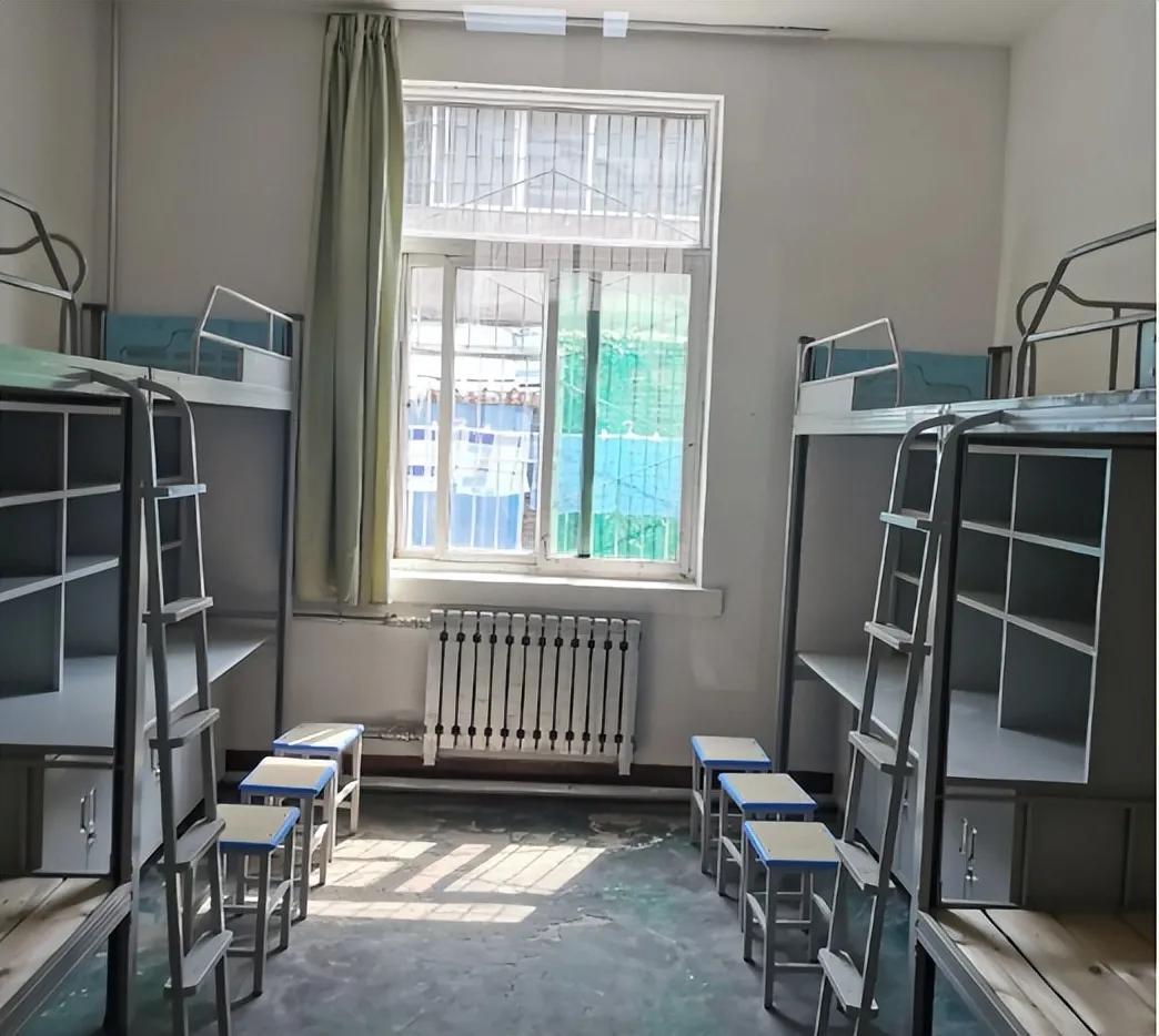 新生吐槽山东师范大学宿舍,寝室条件为何那么差?网友:知足吧