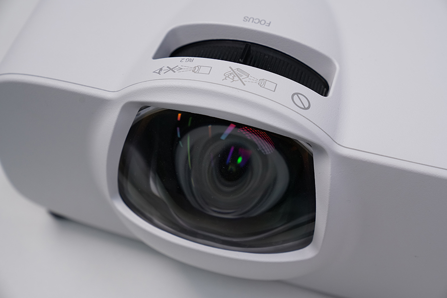 兼顾高亮度和0仰角超短焦,理光RU226ST商务投影仪上手评测