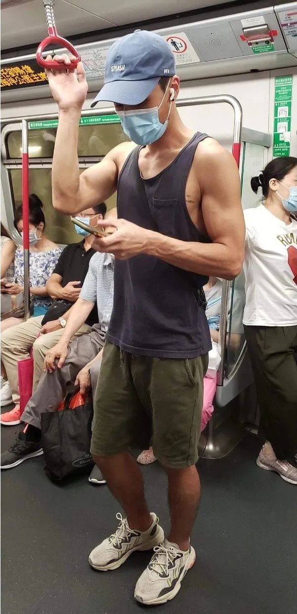 网友在路上拍到高中生,网友拍下地铁上一幕