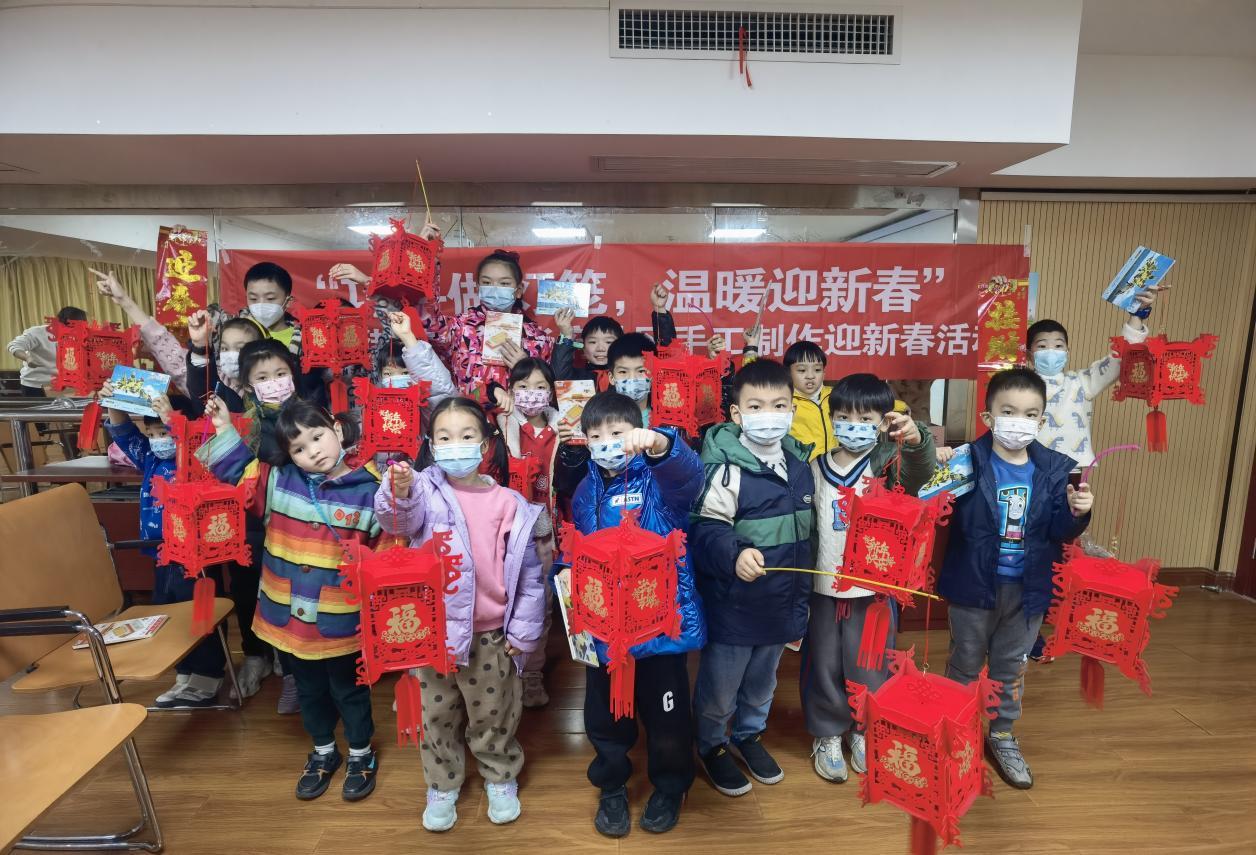 武昌区积玉桥街道融侨华府社区开展“巧手做灯笼,温暖迎新春”手工制作迎新春活动