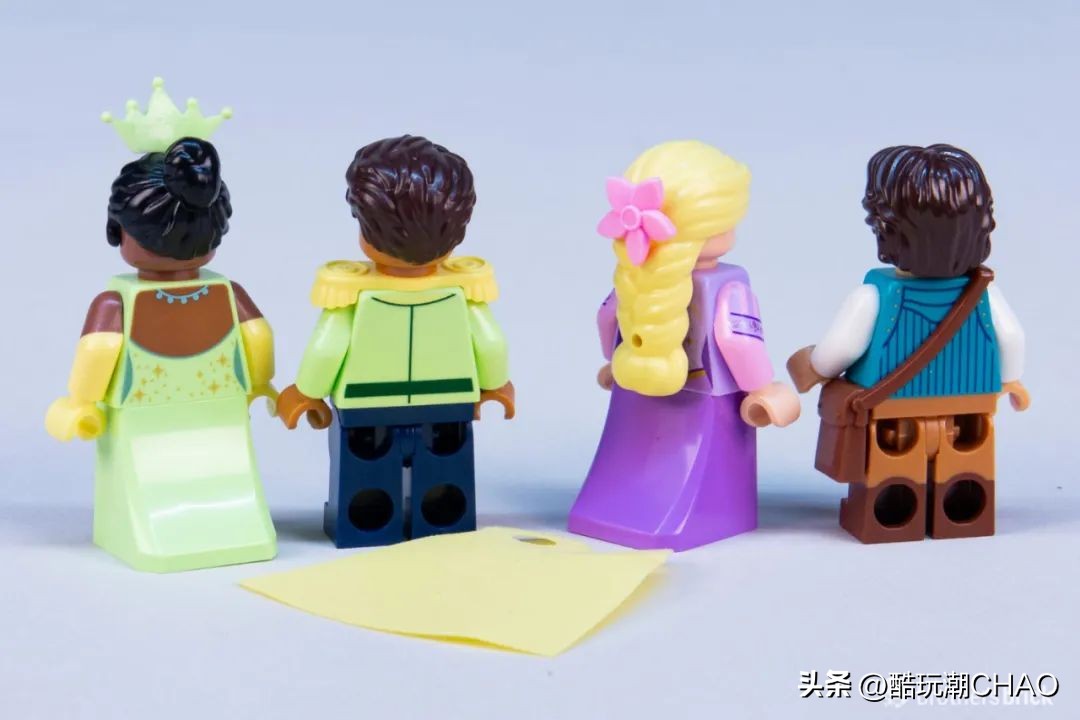 和迪士尼城堡一样高的乐高,和迪士尼乐园相似的城堡