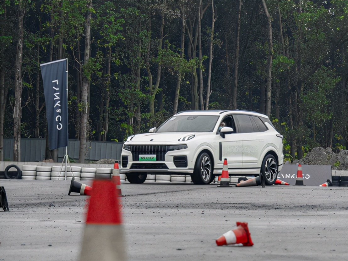 传祺gs8和领克09哪个发动机好,传祺gs8对比领克09