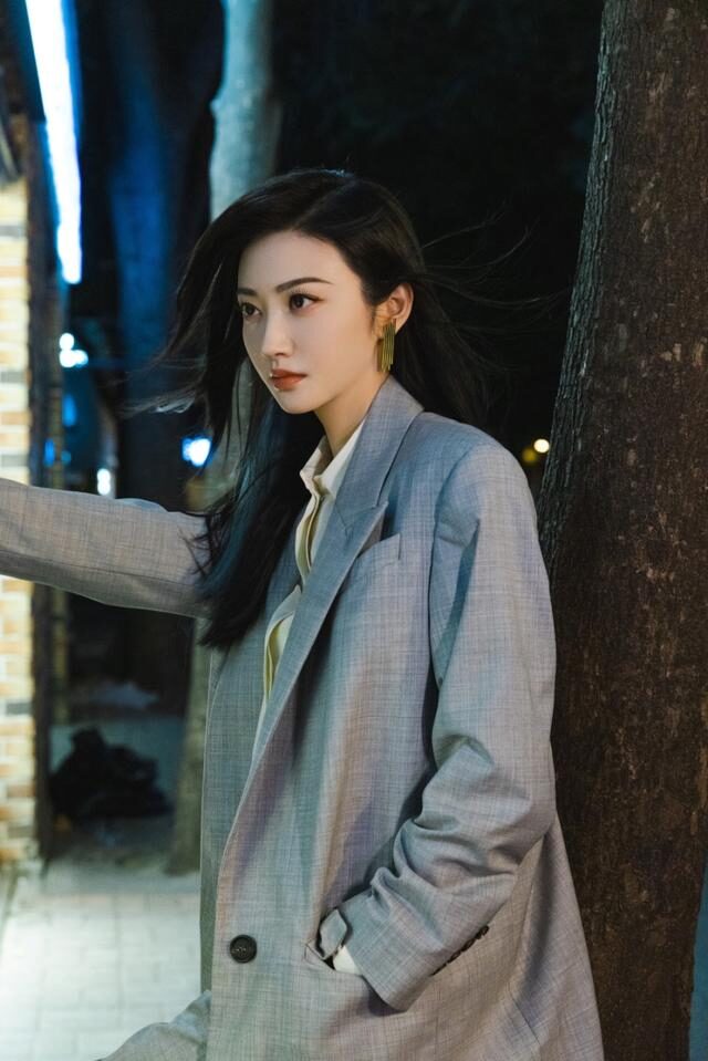 景甜皮裤西装现身,景甜的波点礼服穿搭大秀好身材