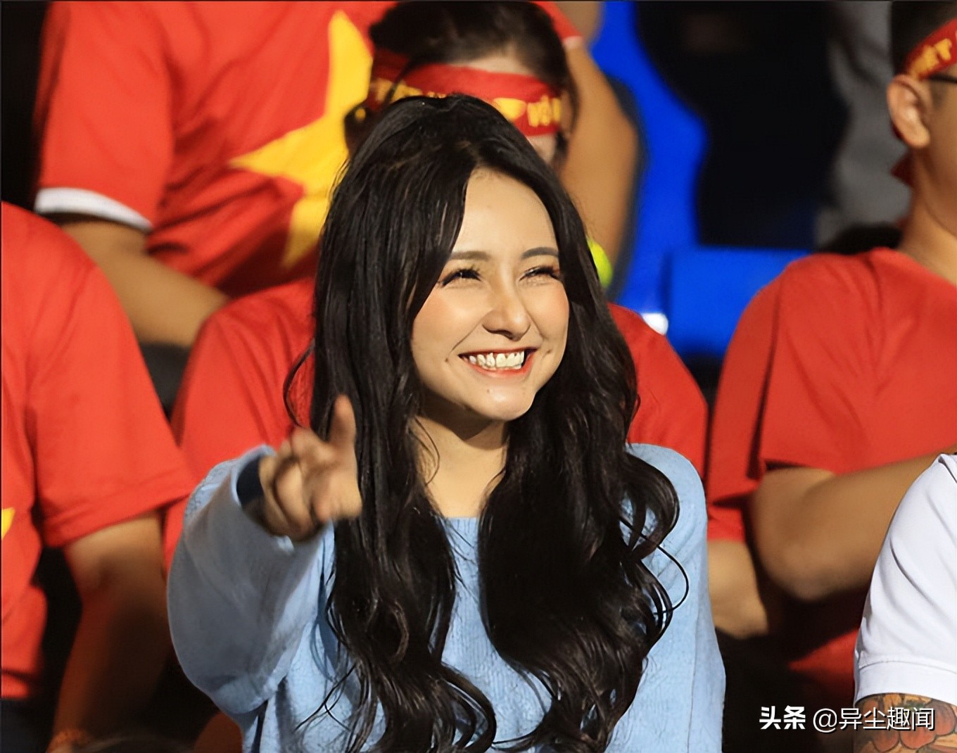 美到忘记看比赛!球场边越南的笑颜美女甜美爆红