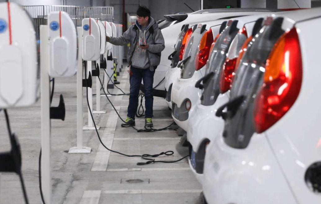 2015年开始，我国新能源汽车销量累计销售近500万辆，占全球约1/2