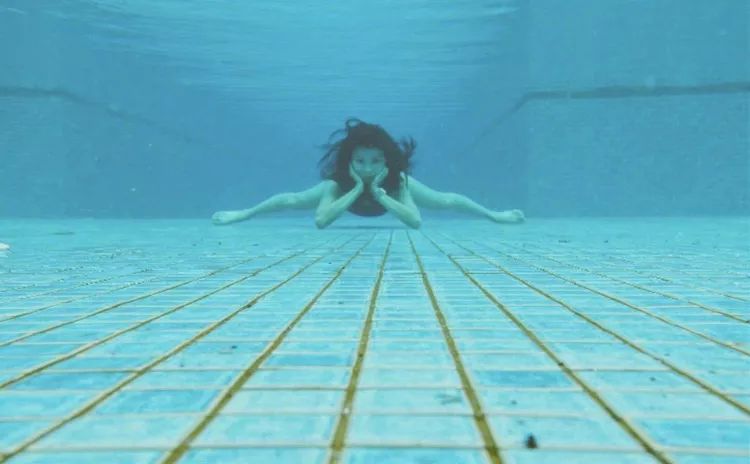 陈意涵活得潇洒自由的元气少女,陈意涵笑着跑的视频