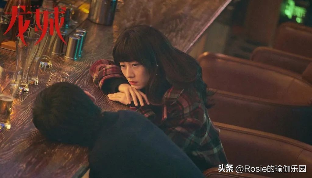 马伊琍扮戏妆甩发,马伊琍含胸驼背