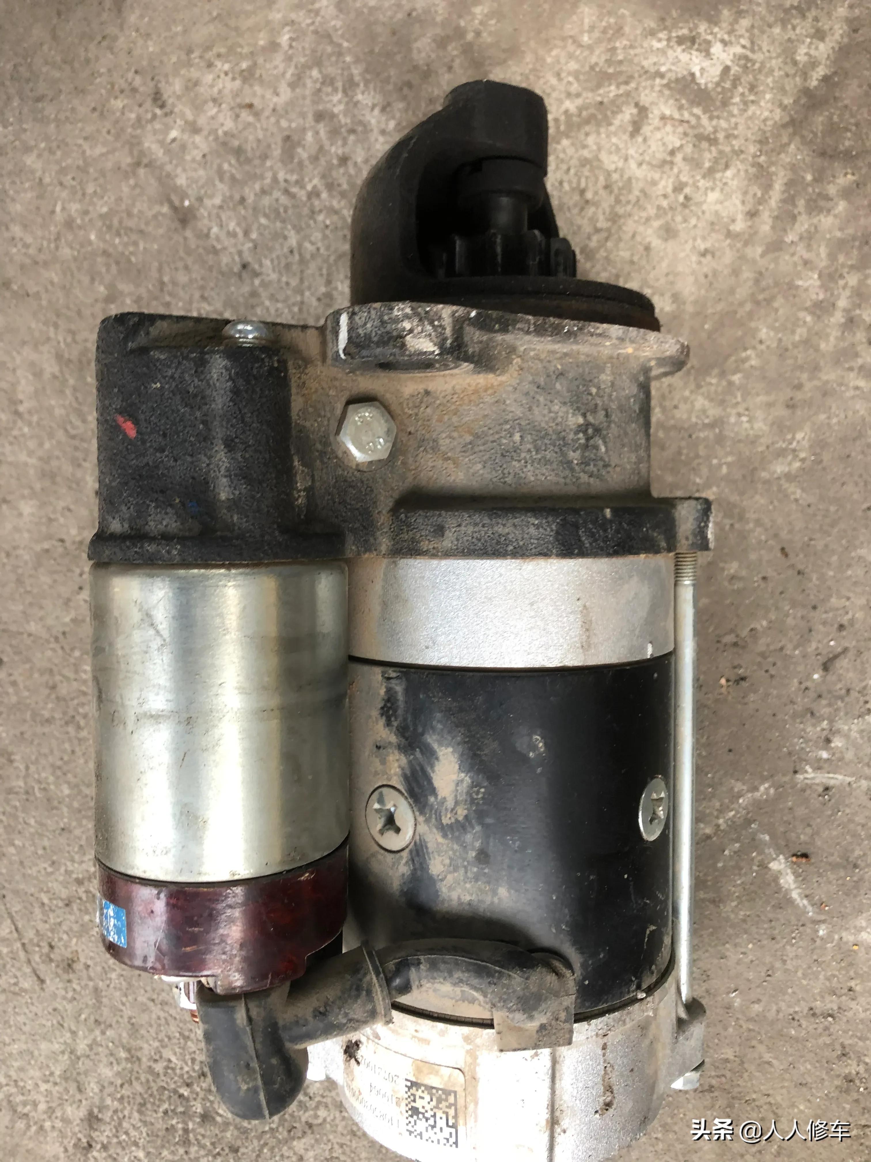 汽车新换的电瓶最近经常打不着火,新车五个月三次没电