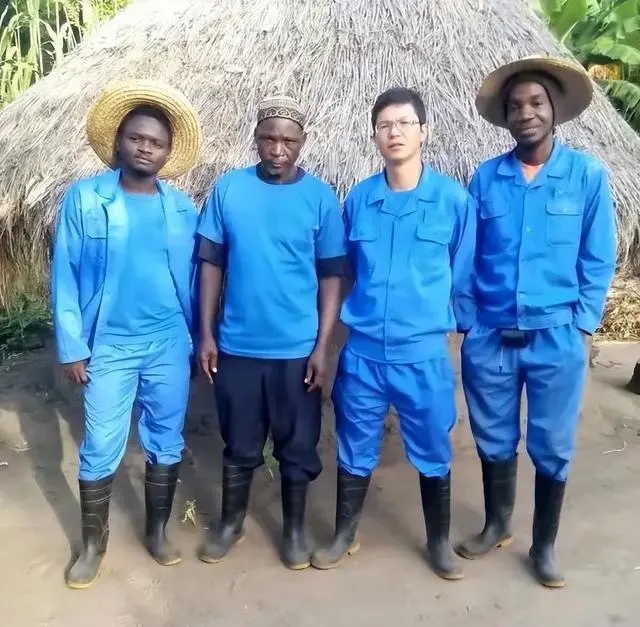 19年,宁夏小伙成非洲首位“双酋长”,网友:听说你能娶10个老婆