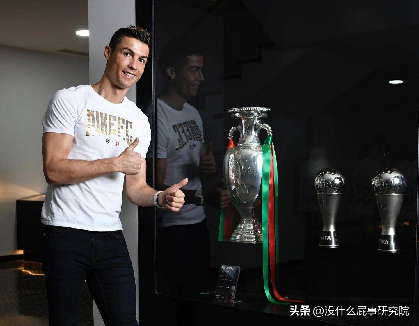 比C罗还自恋，皇马球员家里有两尊他的雕像，每次经过都驻足