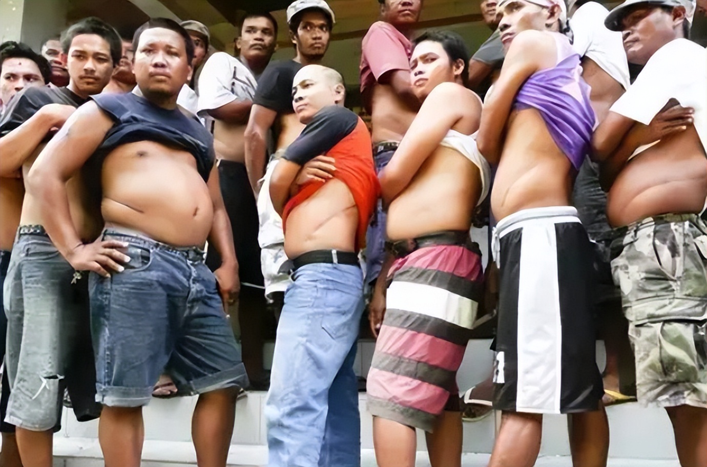 尼泊尔“卖肾村”：穷人们以700美元高价出售，人人身上一道疤